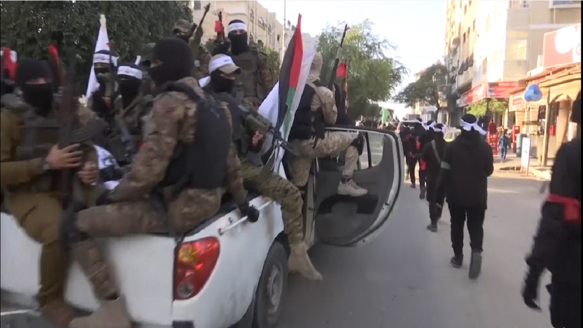 সামরিক শক্তিমত্তা দেখালো হামাস, অস্ত্র হাতে সদস্যদের র্যালি