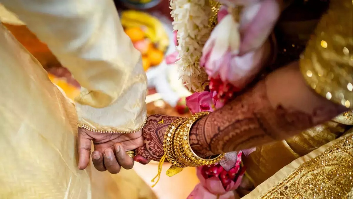 আগে ছবি তোলা নিয়ে বর-কনে পক্ষের মারামারি