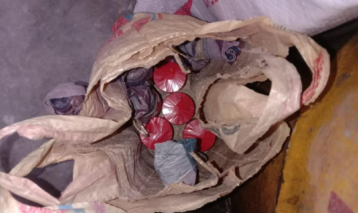 হরিণাকুন্ডে পরিত্যক্ত অবস্থায় পেট্রোল বোমা ও ককটেল উদ্ধার