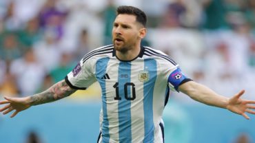 ইতিহাসে গড়েই কি গোল্ডেন বল জিতবেন মেসি?