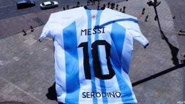 আকাশে উড়ছে মেসির ১৮ মিটার উচ্চতার  জার্সি