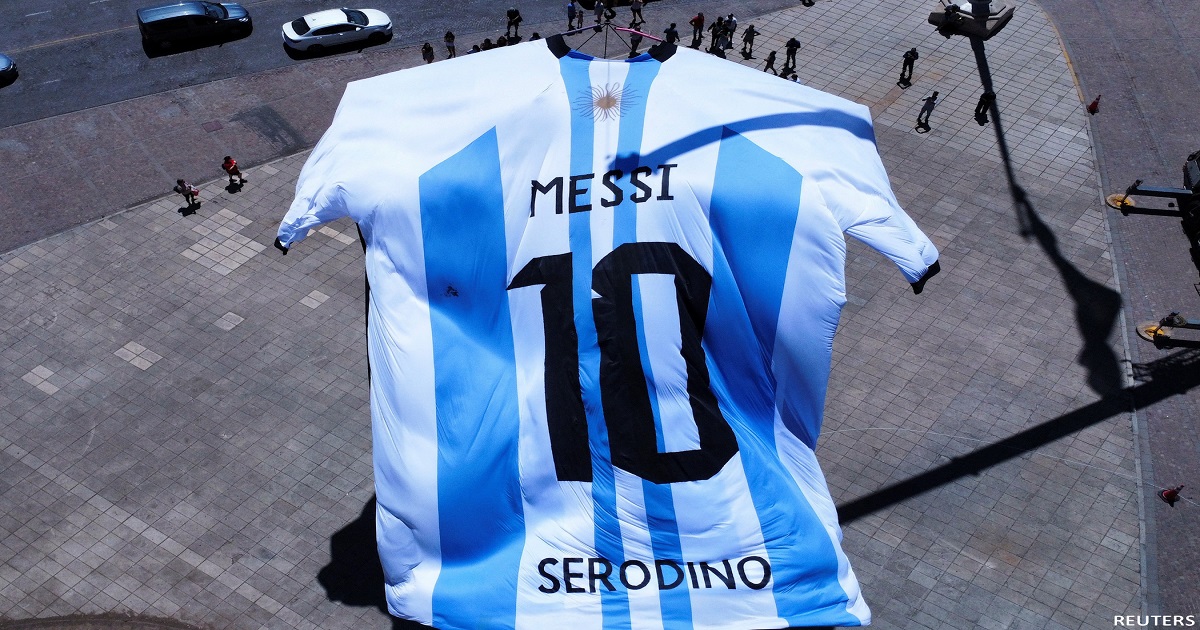 আকাশে উড়ছে মেসির ১৮ মিটার উচ্চতার  জার্সি