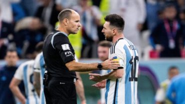 রেফারির ওপর ক্ষুব্ধ মেসি