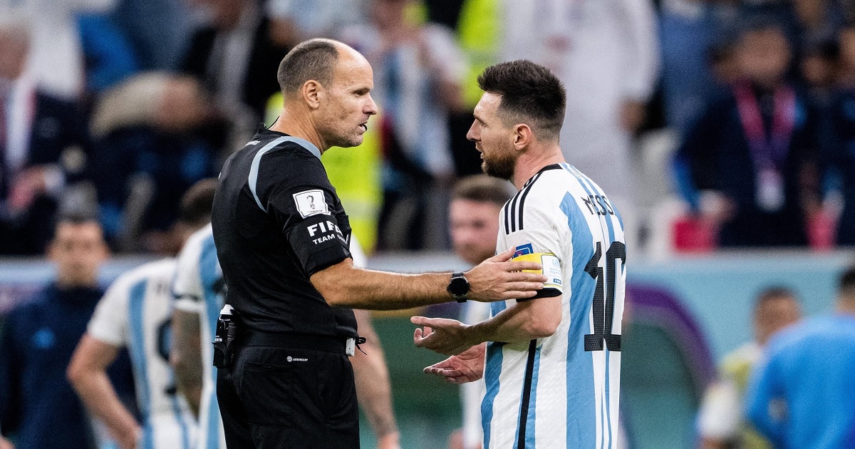 রেফারির ওপর ক্ষুব্ধ মেসি