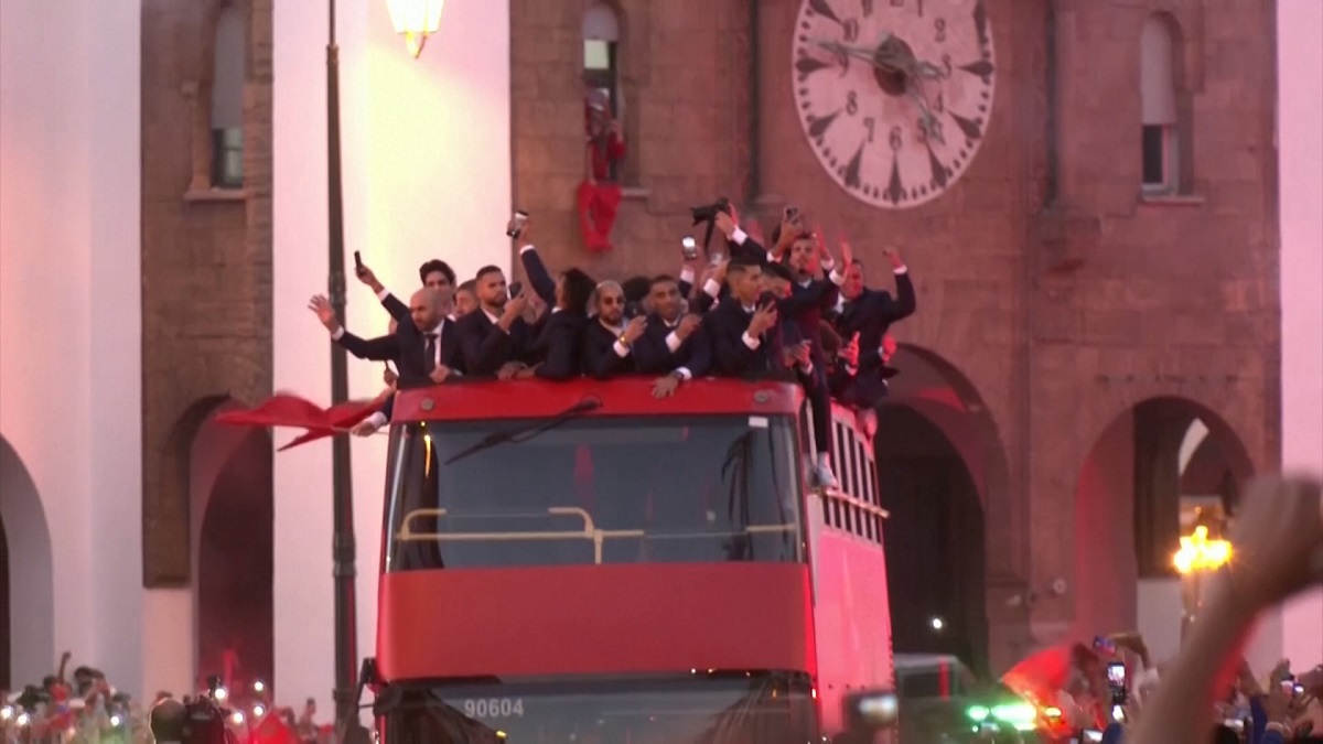 ছাদ খোলা বাসে মরক্কোর ফুটবলারদের রাজকীয় সংবর্ধনা