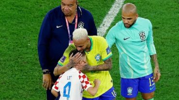 কাঁদছিলেন নেইমার, সান্ত্বনা দিতে ছুটে এলেন ইভান পেরিসিচের ছেলে