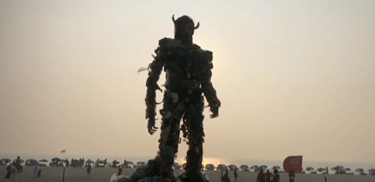 কক্সবাজারের সৈকতে ৪২ ফুটের বিশাল ‘প্লাস্টিক দানব’