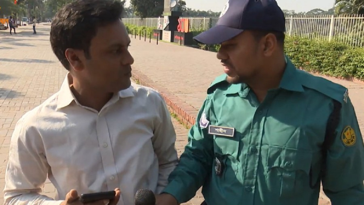 লাইভ চলাকালে সাংবাদিকের মাইক্রোফোন কেড়ে নেয়া সেই পুলিশকে প্রত্যাহার (ভিডিও)