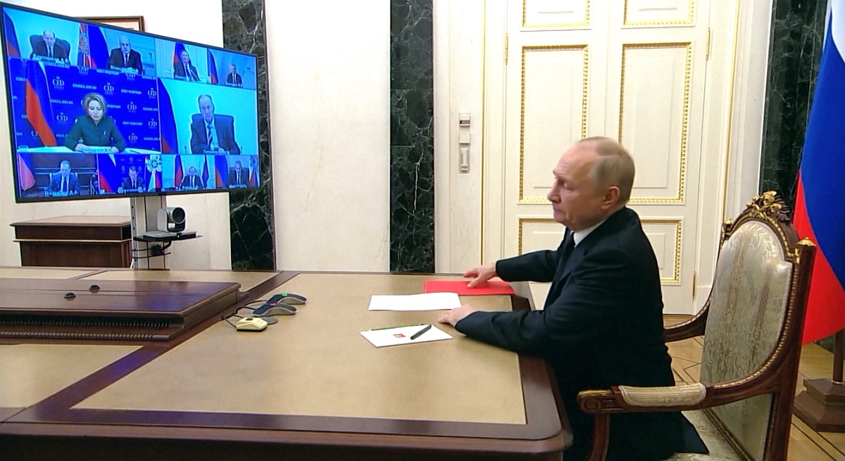 সামরিক শীর্ষ কর্মকর্তাদের সাথে পুতিনের বৈঠক