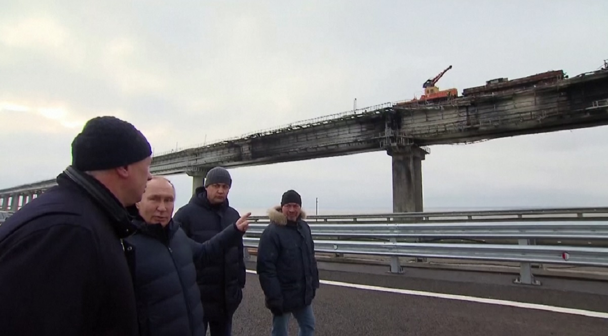 গুঞ্জন উড়িয়ে দিয়ে গাড়ি চালিয়ে ক্রাইমিয়ার কার্চ সেতু পরিদর্শনে পুতিন