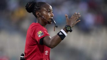 রেফারিদের অস্ত্র হাতের ঘড়ি!