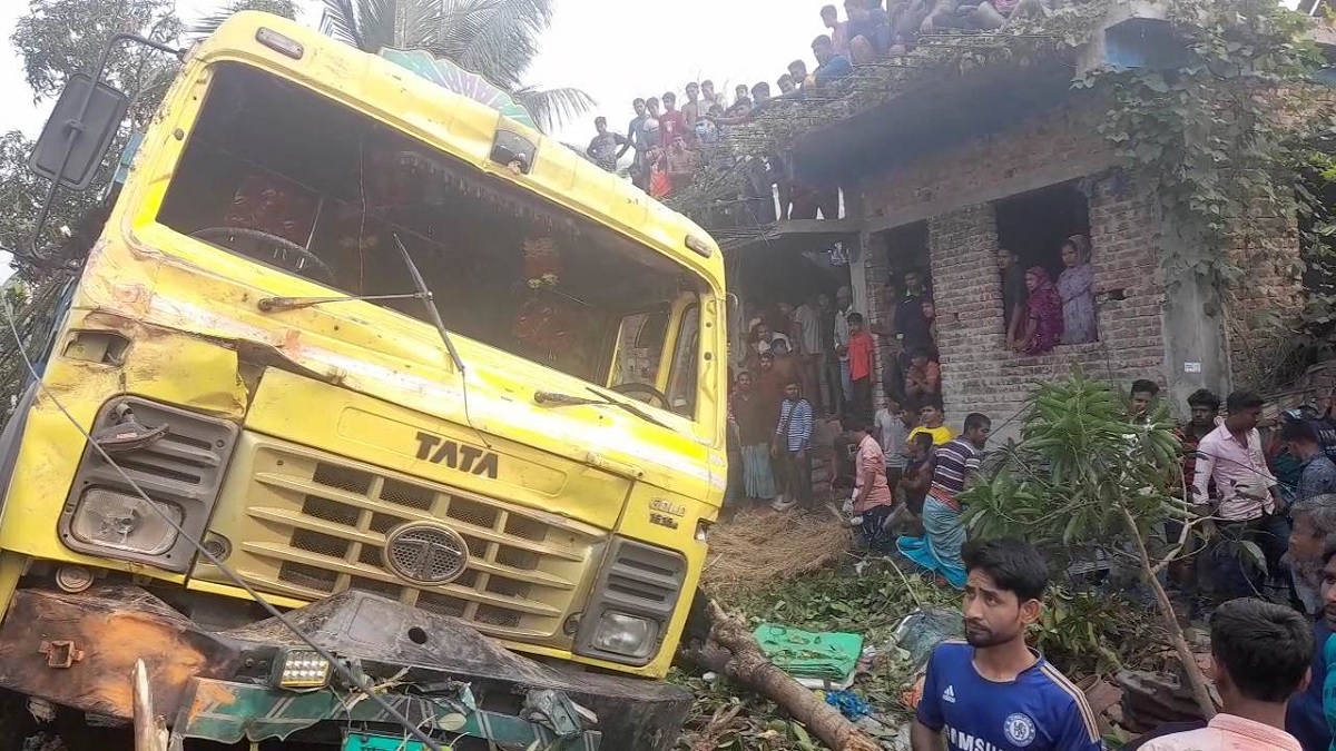 সাতক্ষীরায় ট্রাক চাপায় ইটভাটা শ্রমিক নিহত