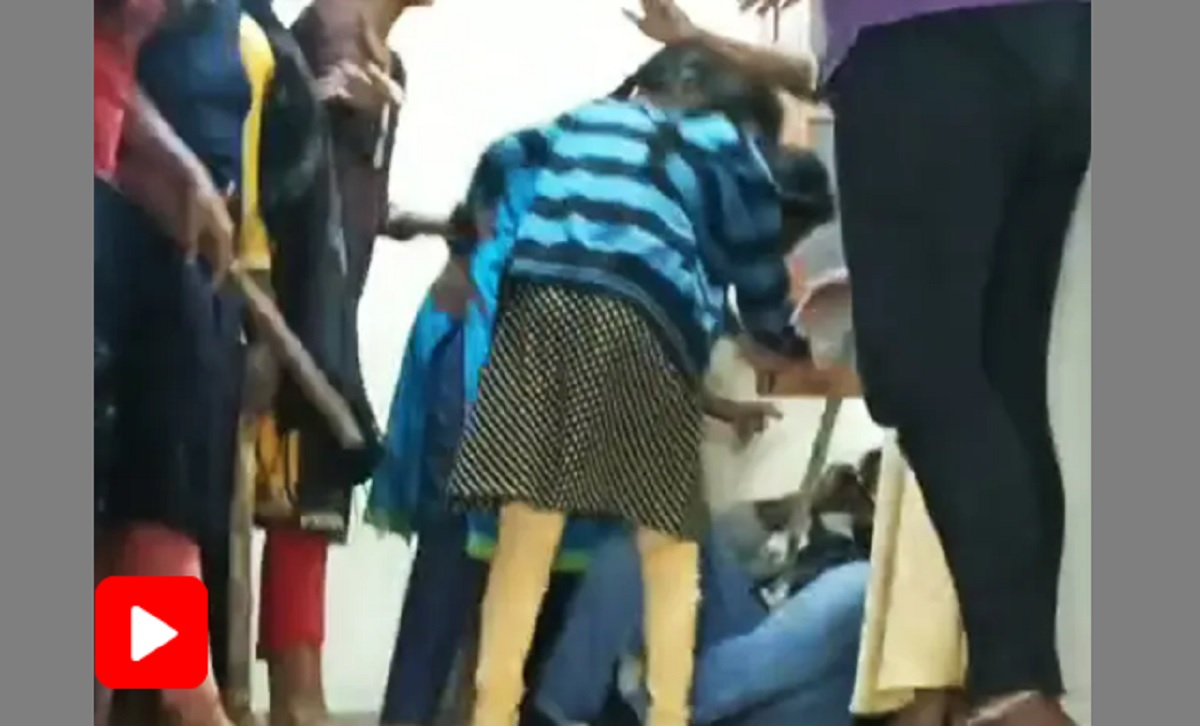 যৌন হয়রানি, শ্রেণিকক্ষে ফেলে প্রধান শিক্ষককে পেটালেন ছাত্রীরা