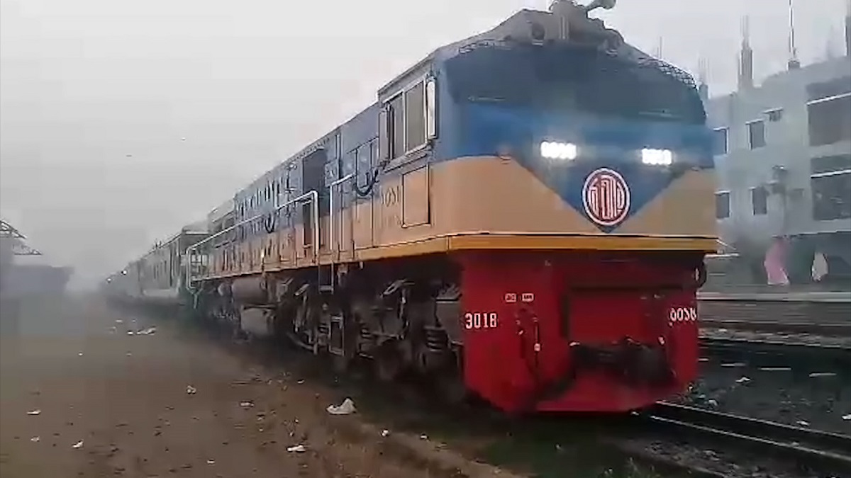 সাড়ে ১০ ঘণ্টা পর ঢাকার সঙ্গে উত্তর-দক্ষিণবঙ্গের রেল যোগাযোগ স্বাভাবিক