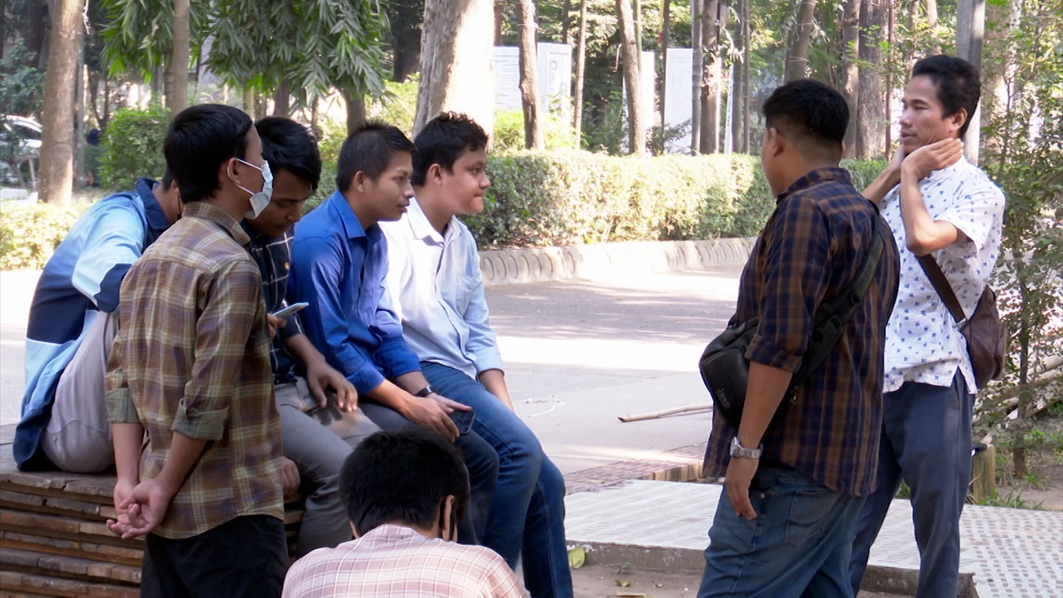 বিজয়ের পাঁচ দশক: অর্থনৈতিক সংকটেও আগামীর স্বপ্নে তরুণ প্রজন্ম