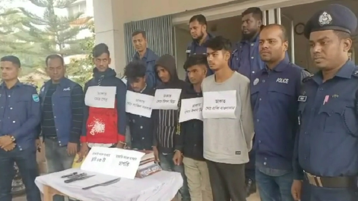 মাদারীপুরে দেশীয় অস্ত্রসহ ৫ ডাকাত আটক