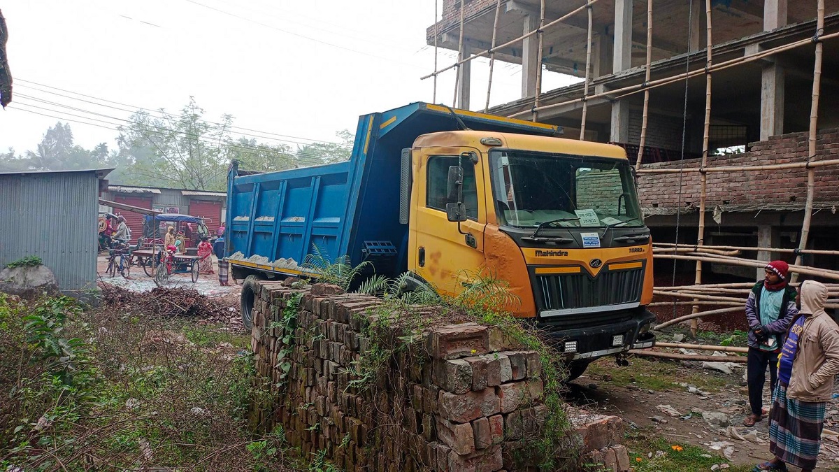 ঘাটাইলে ট্রাকের চাপায় বাকপ্রতিবন্ধী যুবক নিহত, আহত ৪