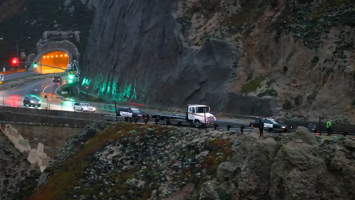 ক্যালিফোর্নিয়ায় ভয়াবহ দুর্ঘটনা, ‘নাটকীয়ভাবে’ প্রাণে বাঁচলেন ৪ আরোহী