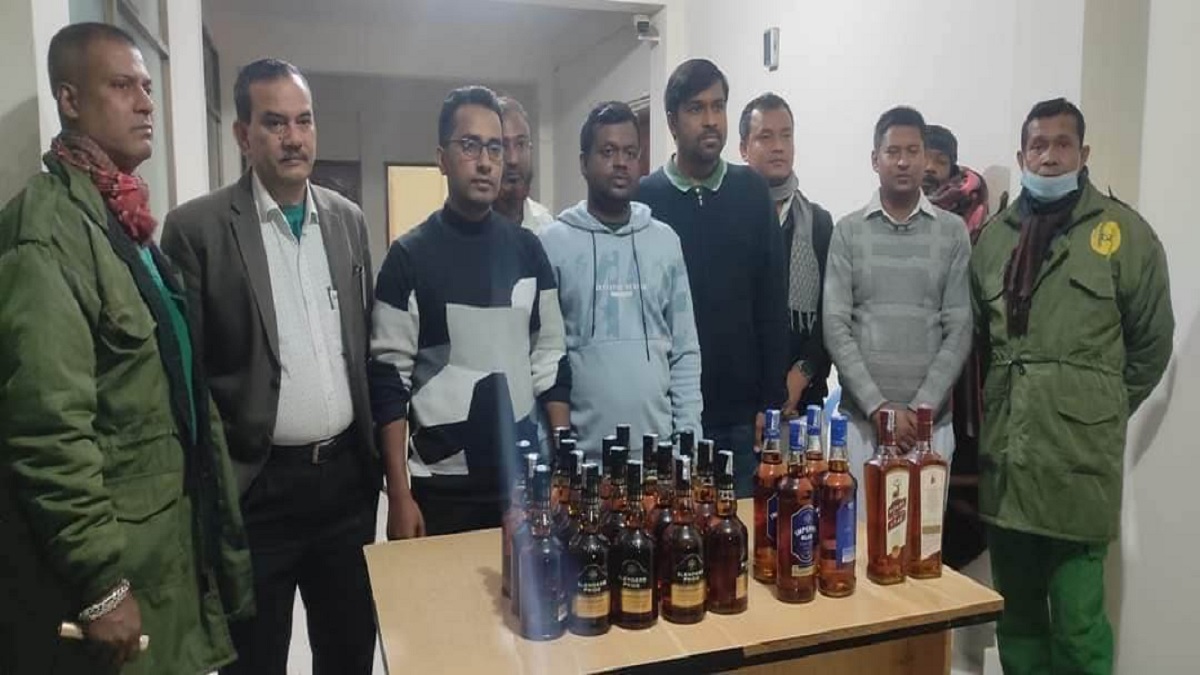 হিলি স্থলবন্দরে ভারতীয় ট্রাক থেকে মদ উদ্ধার, চালক আটক