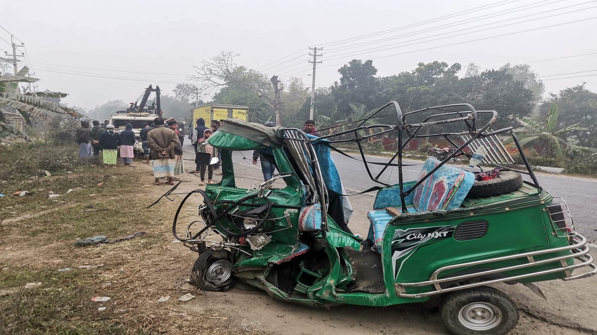 নরসিংদীতে পিকআপ ও সিএনজিচালিত অটোরিকশার মুখোমুখি সংঘর্ষে নিহত ১