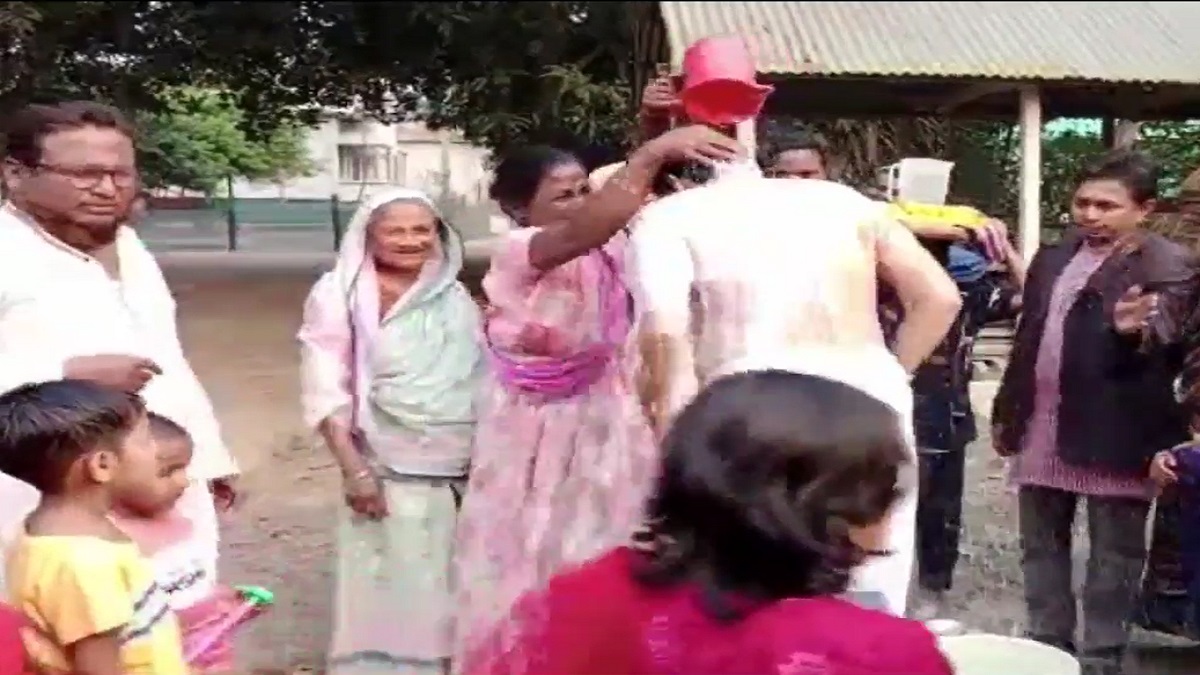 কারাগার থেকে মুক্ত হয়ে দুধ দিয়ে গোসল চেয়ারম্যানের