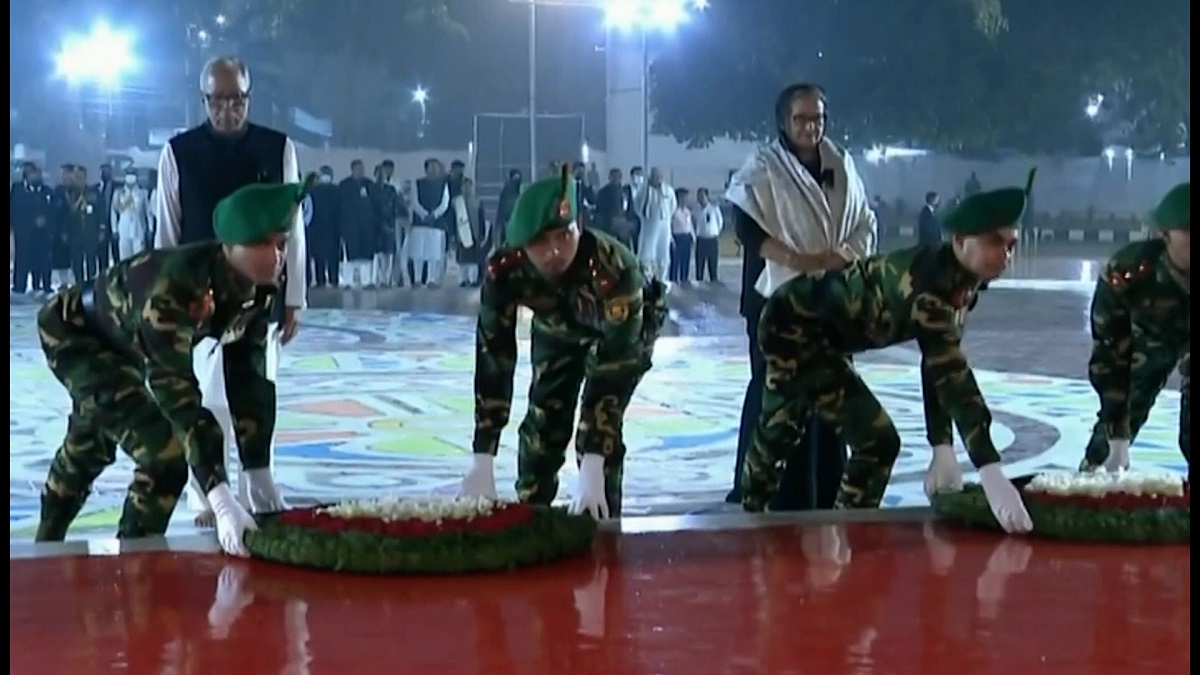 একুশে ফেব্রুয়ারির প্রথম প্রহরে শ্রদ্ধা জানালেন রাষ্ট্রপতি-প্রধানমন্ত্রী