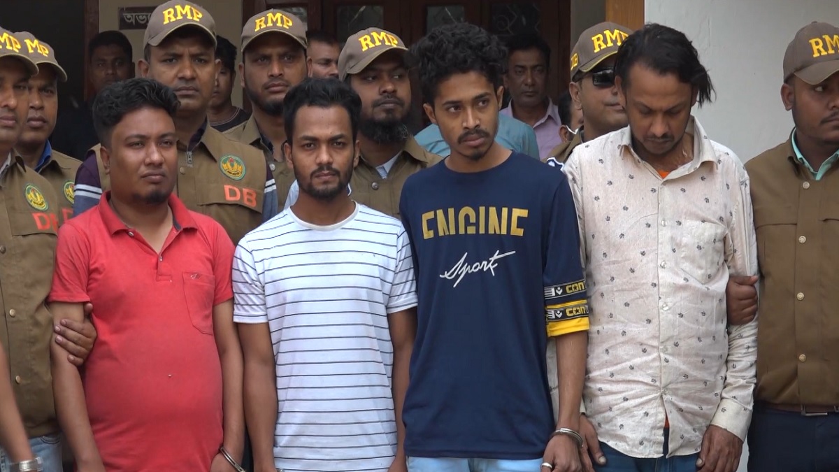 রাজশাহীতে বিপুল পরিমাণ দেশীয় অস্ত্রসহ অপহরণ চক্রের ৪ সদস্য গ্রেফতার