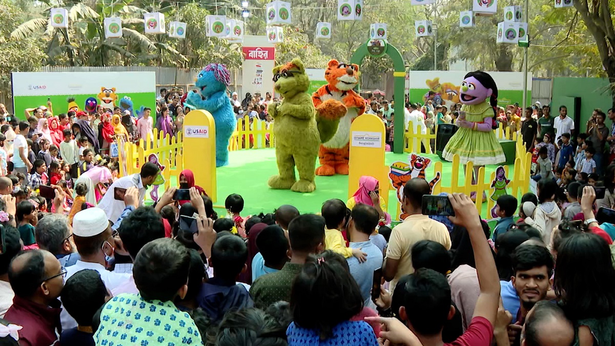 বইমেলার শিশু চত্বরে ইকরি-শিকু-হালুমদের সাথে আনন্দে মেতেছিলো শিশুরা