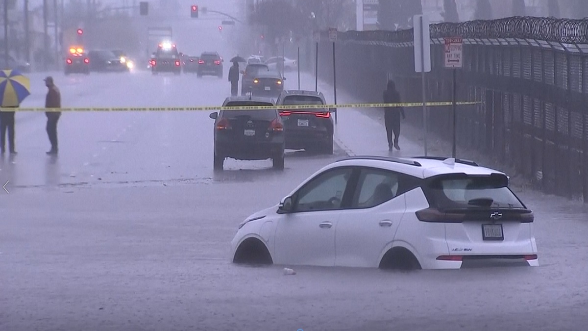 ঝড় ও ভারী তুষারপাতে বিপর্যস্ত যুক্তরাষ্ট্র