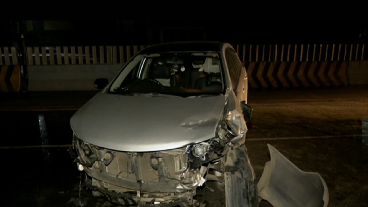 রাজধানীতে পৃথক সড়ক দুর্ঘটনায় দুমড়ে-মুচড়ে গেছে চারটি প্রাইভেটকার