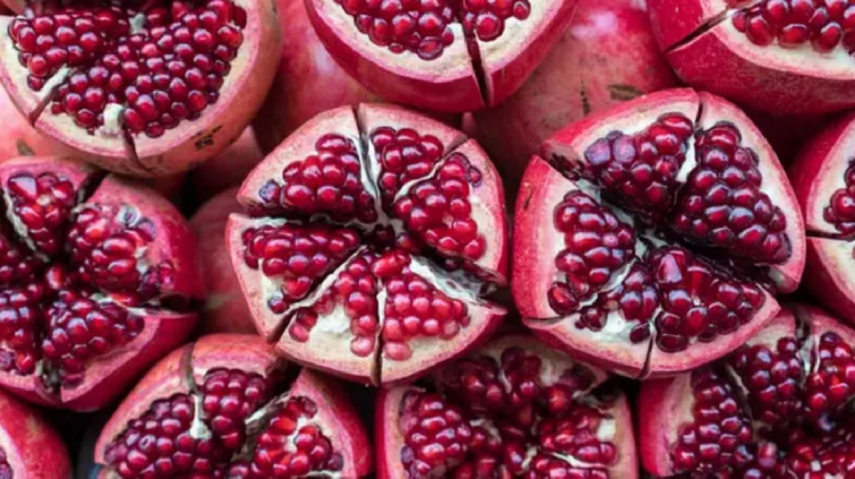 খোসা ছাড়াতে গিয়ে অর্ধেক বেদানা নষ্ট হয়?