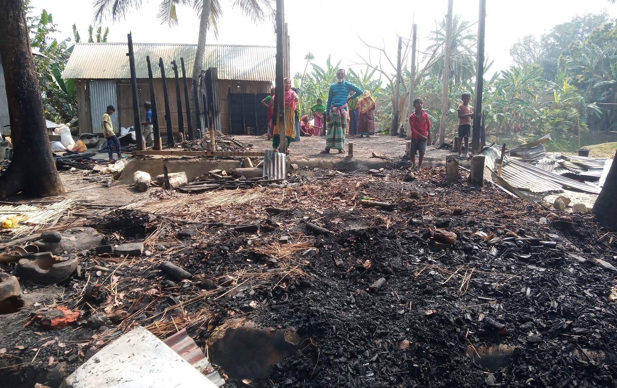 বোয়ালমারীতে দুই ভ্যানচালকের বসতঘর আগুনে ভস্মীভূত