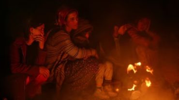 ‘১৯ ঘণ্টা হয়ে গেছে, আমার দাদা-দাদী এখনও ধ্বংসস্তুপের নিচে’