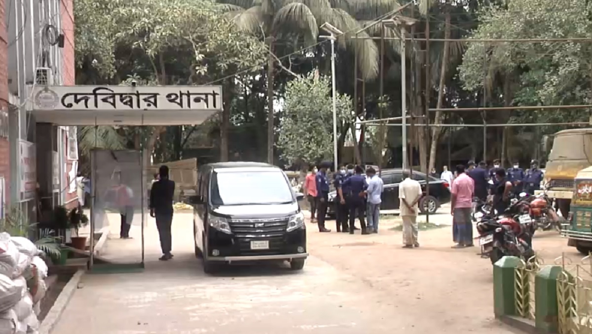 দুধে পানি মেশানোর অভিযোগ দিয়ে নারীকে মারধর