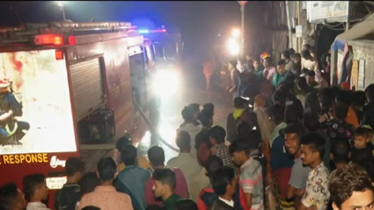 গুলশানের কড়াইল বস্তিতে আগুন, ক্ষতিগ্রস্ত একাধিক ঘর