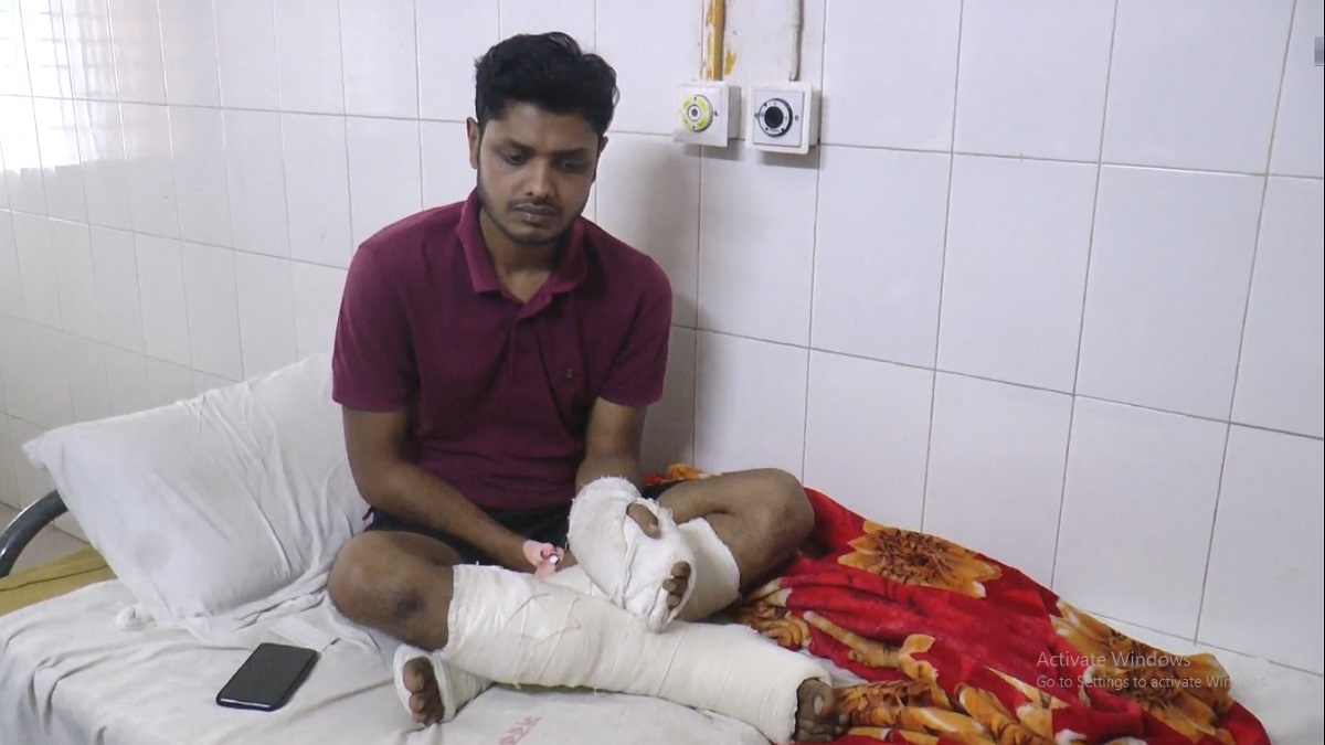 যশোর মেডিকেল কলেজে ইন্টার্ন চিকিৎসককে মেরে হাত পা ভেঙে দিলো সহকর্মীরা