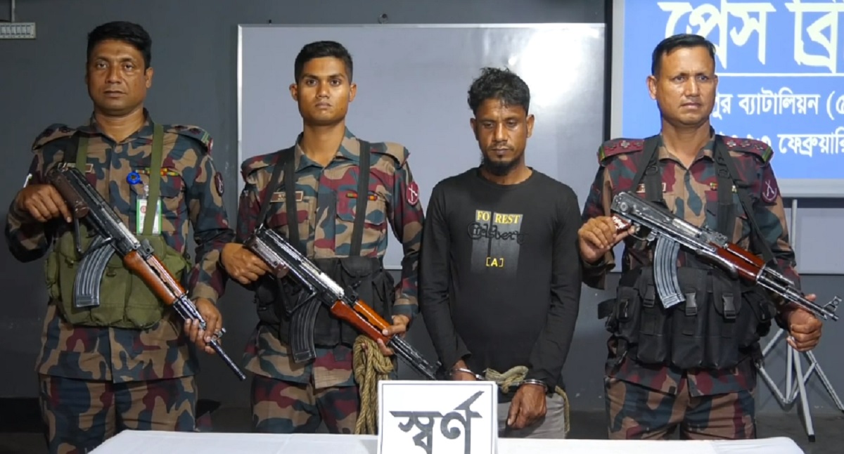 ঝিনাইদহ সীমান্তে ১০ পিস স্বর্ণের বারসহ চোরাকারবারি আটক