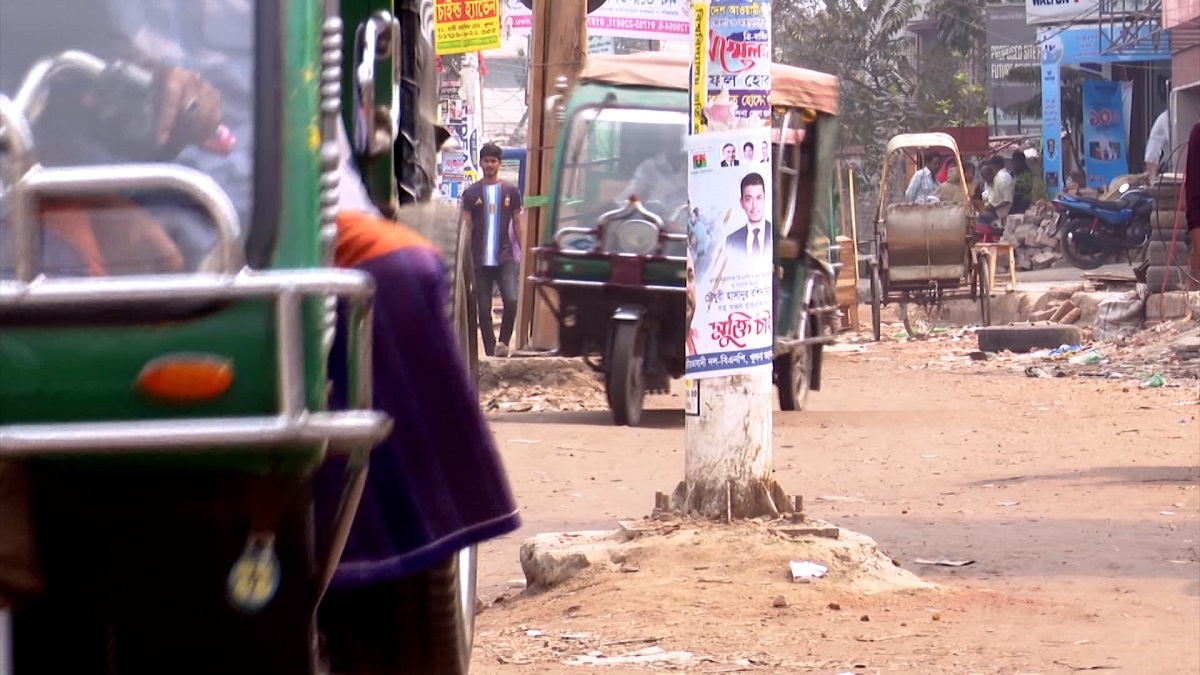 খুলনার রাস্তায় বিদ্যুতের খুঁটি রেখেই উন্নয়ন! পরস্পরকে দুষছে ওজোপাডিকো ও সড়ক বিভাগ
