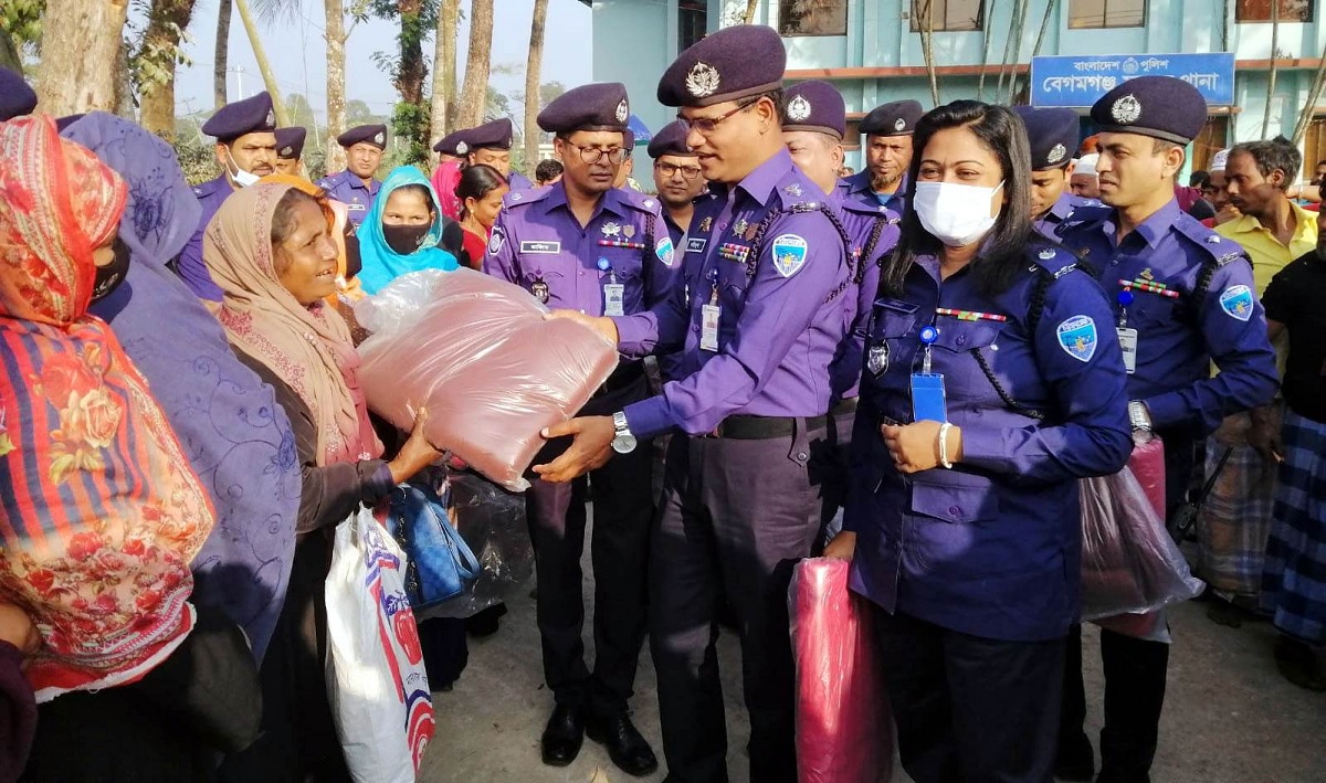 নোয়াখালীর বিস্তীর্ণ চরাঞ্চলে এসপির শীতবস্ত্র বিতরণ