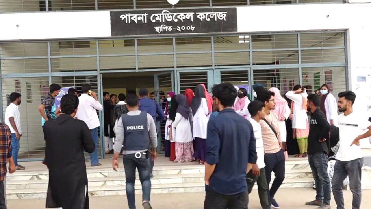 অবমাননার অভিযোগে টানানো পতাকা খুলে নেয়ায় শিক্ষার্থীদের বিক্ষোভ
