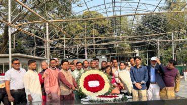 বঙ্গবন্ধুর প্রতিকৃতিতে রাজউকের পদোন্নতিপ্রাপ্ত কর্মকর্তাদের শ্রদ্ধা
