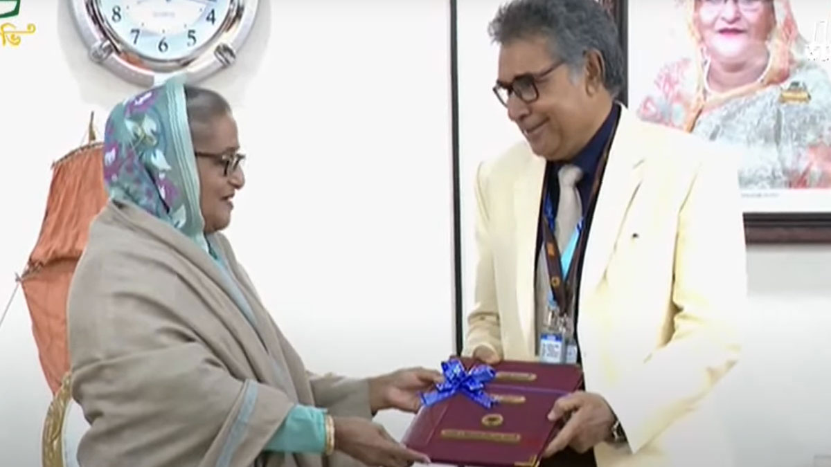 প্রধানমন্ত্রীর কাছে এইচএসসি ও সমমানের ফল হস্তান্তর