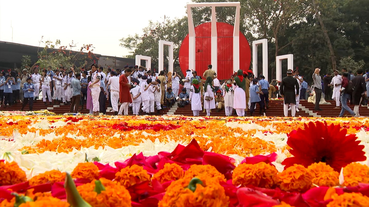 শহীদ মিনারে মানুষের ঢল, সর্বত্র ‘শুদ্ধ বাংলা’ প্রচলনের তাগিদ