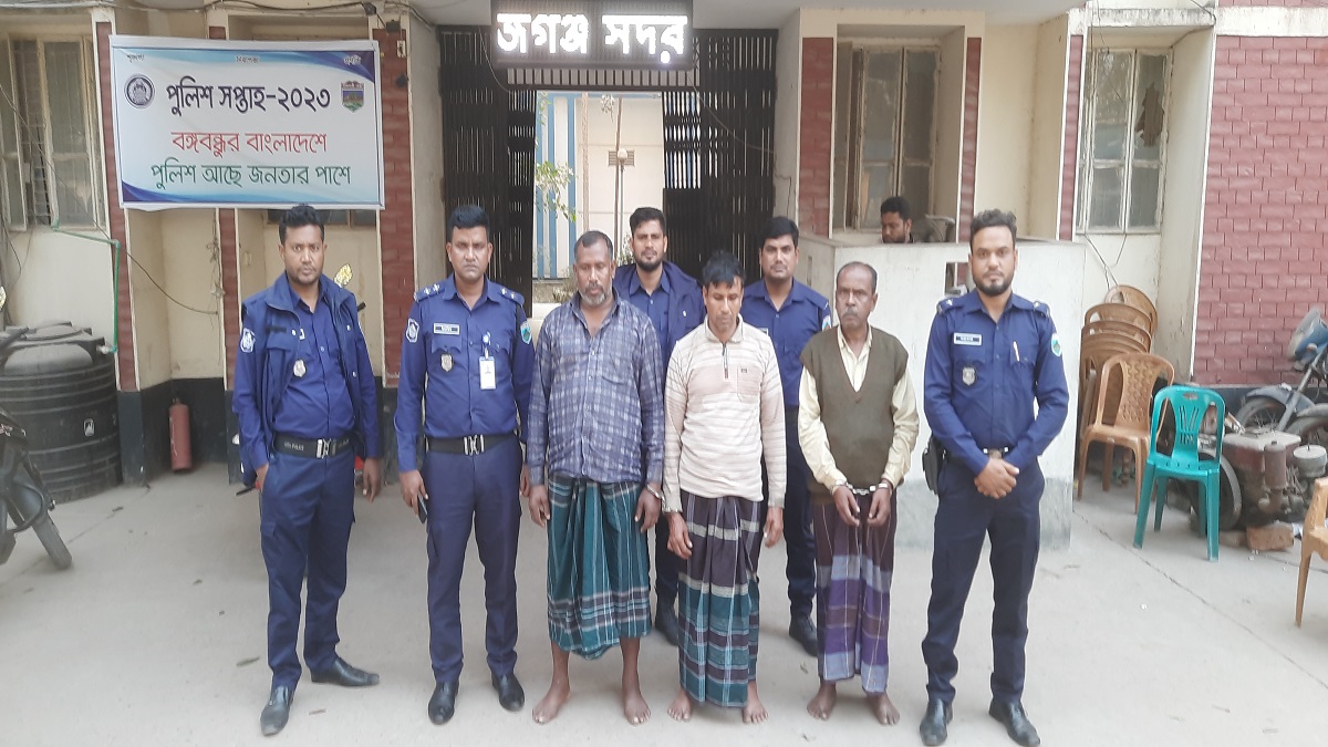 গরু চুরিতে বাধা দেয়ায় পিকআপ চাপায় গৃহবধূকে হত্যা; ৩ ডাকাত গ্রেফতার