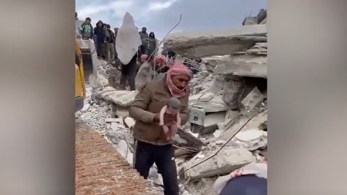 সিরিয়ায় ইট-পাথরের নিচেই জন্ম নিলো ‘অলৌকিক’ শিশু