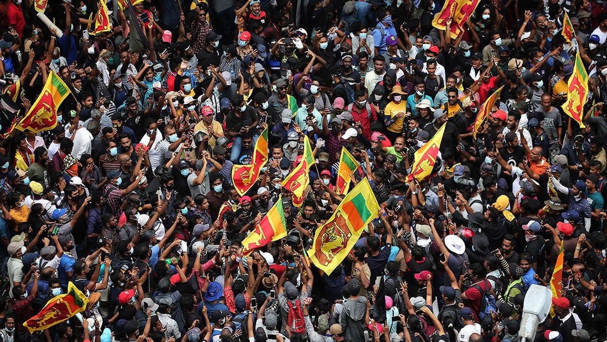 নির্দিষ্ট সময়ে নির্বাচনের দাবিতে বিক্ষোভে উত্তাল কলম্বো