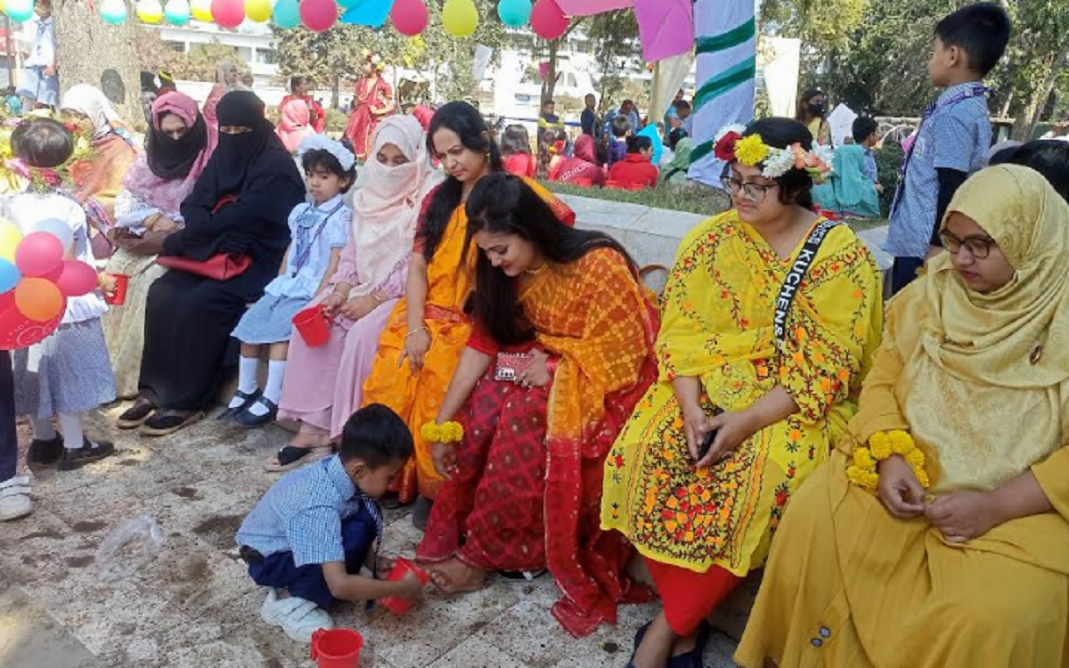 টাঙ্গাইলে মায়ের পা ধুয়ে ভালোবাসা দিবস পালন করলো শিশুরা