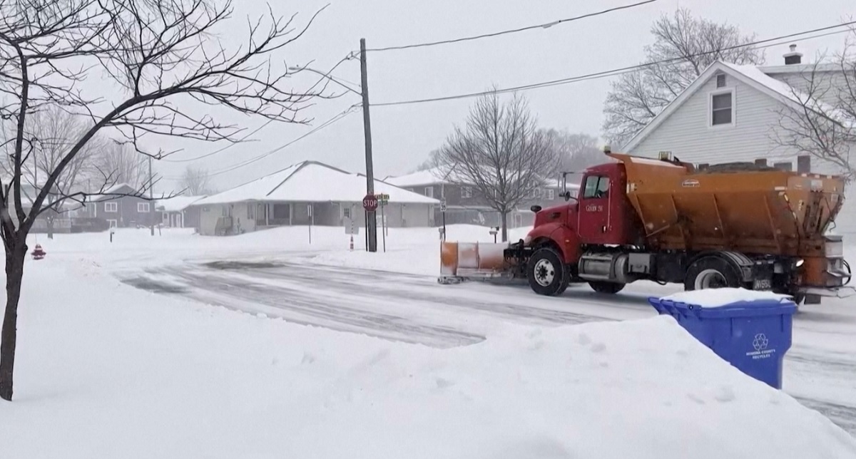 তীব্র তুষারঝড়ে বিপর্যস্ত যুক্তরাষ্ট্রের পাঁচ রাজ্য