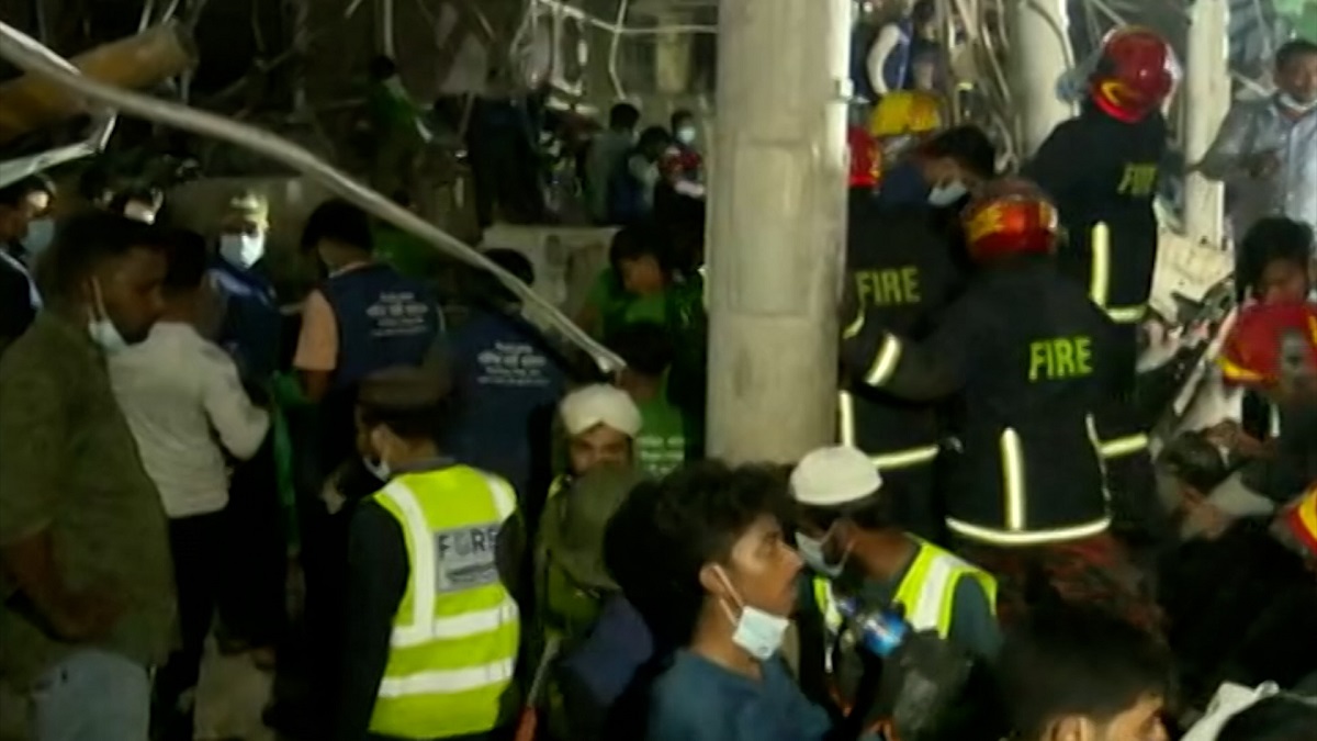 সীতাকুণ্ডে বিস্ফোরণ: আলোক স্বল্পতায় প্রথম দিনের উদ্ধার অভিযান সমাপ্ত