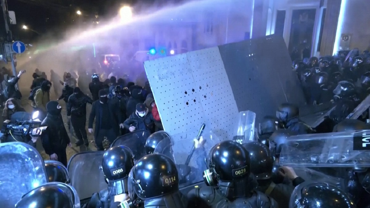 ট্রেন দুর্ঘটনায় দায়ীদের বিচারের দাবিতে উত্তাল গ্রিস